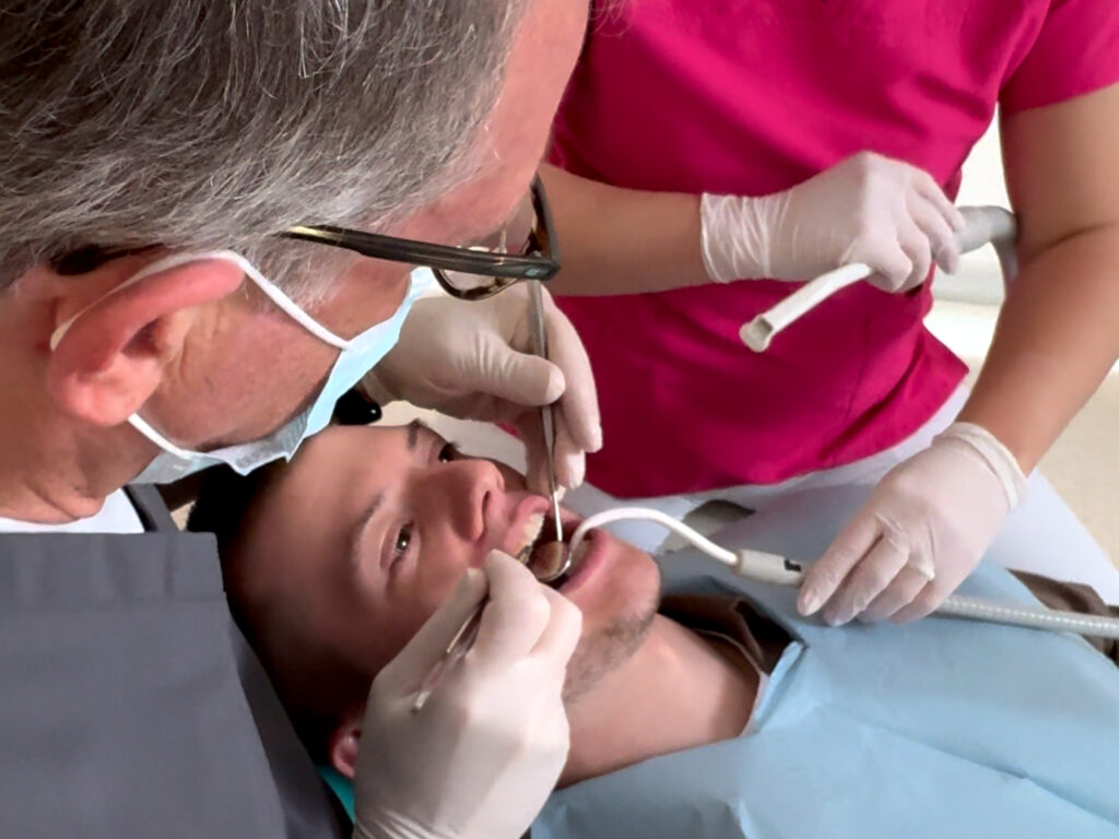 Pulizia dei denti dal dentista